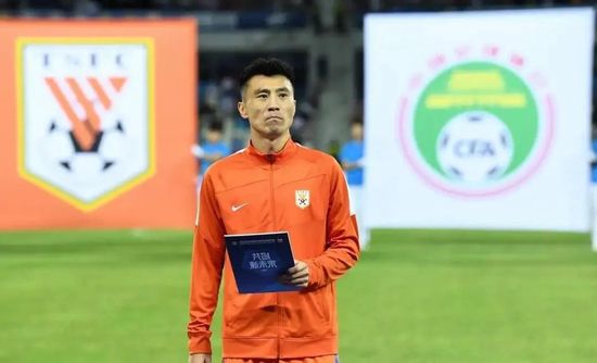目前阿劳霍与巴萨的合同到2026年到期，违约金10亿欧元。
